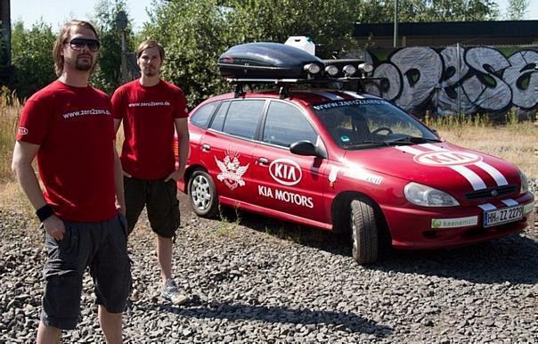 Das Bild zeigt die Brüder Daniel und Sebastian Kaerger vor ihrem startklaren Kia Rio.